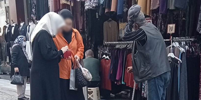 Yakalanan koltuk değnekli dilenci, zabıtadan yürüyerek çıktı