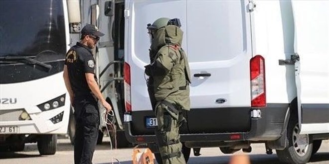 Bomba imha uzmanı polisler cesaretleriyle göz dolduruyor