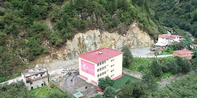 3 okul değiştiren öğrenciler, heyelan korkusundan kurtulamadı