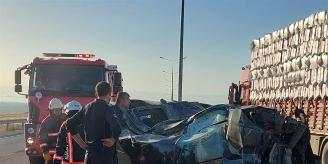 Malatya'da hafif ticari araç ile kamyonun çarpıştığı kazada 2 kişi öldü