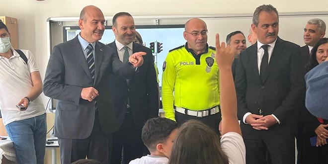 İki bakanlık ve TRT'den ortak protokol: Çocuklara güvenli trafik eğitimi verilecek