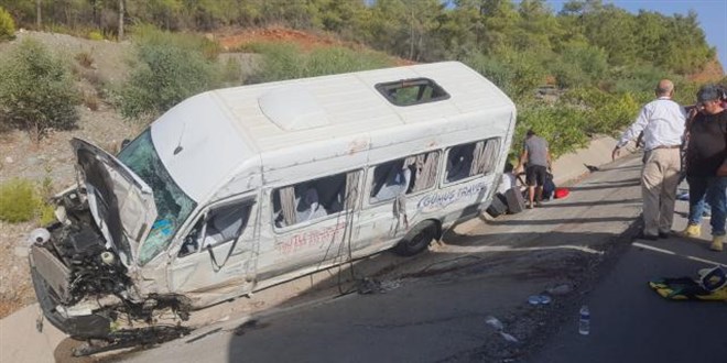 Muğla'da tur minibüsü otomobile çarptı: 1'i ağır 8 yaralı