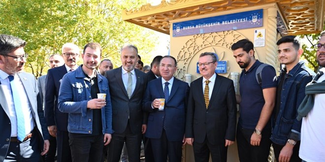 Bakan Bozdağ, mezun olduğu üniversitede çorbayı çeşmeden içti