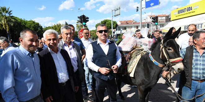 Güreş ağası, 1 milyon 17 bin TL ağalık parasını katırla taşıdı