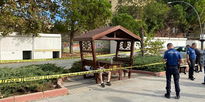 Bankta oturan kişi kalp krizi geçirerek hayatını kaybetti