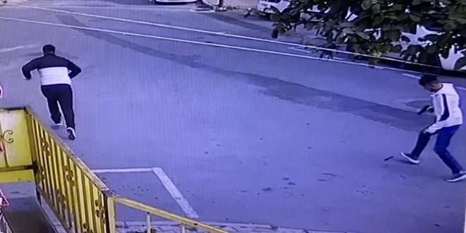 Komşusuna gitmek için evinden çıkan kadın kurşunların hedefi oldu