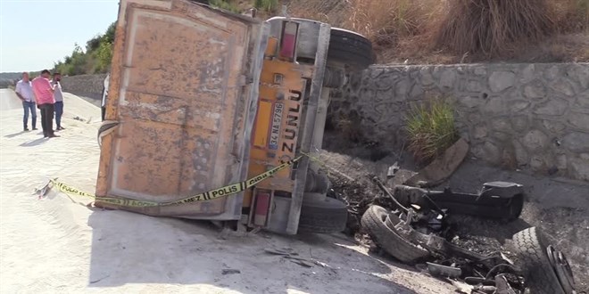 Adana'da iki tır ve hafif ticari aracın karıştığı kazada 3 kişi öldü