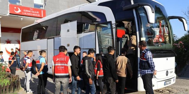 Edirne'de 139 düzensiz göçmen sınır dışı edildi