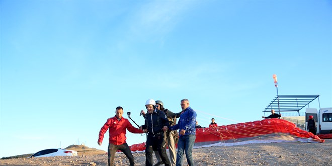 Kayseri'de kaymakamlar, turizme destek amacıyla yamaç paraşütüyle uçtu