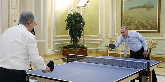 Erdoan mevkida Tokayev'le masa tenisi oynad