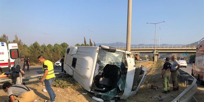 Kanser tedavisi gören hastaları taşıyan midibüs devrildi: 9 yaralı