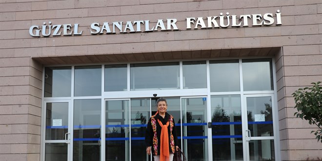 Seramikte kendisini geliştirmek için 72'sinde üniversiteye başladı
