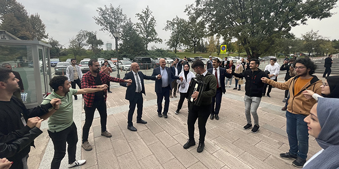 Artvinli öğrenciler TBMM bahçesinde milletvekilleriyle horon vurdu
