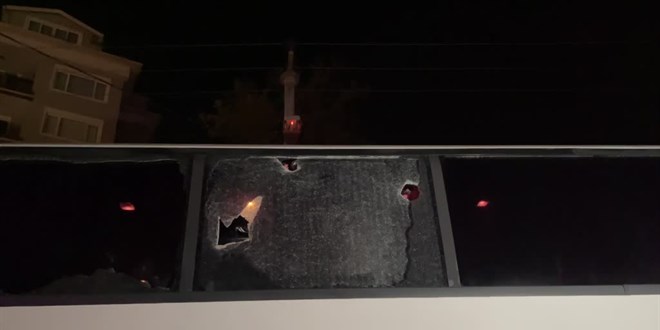 Alanya'da taraftarları taşıyan otobüslere taşlı saldırı