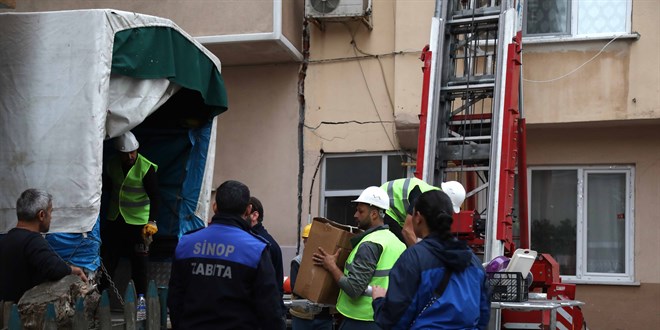 Sinop'ta duvarlarında geniş çatlaklar oluşan apartmandaki eşyalar kontrollü olarak boşaltılıyor