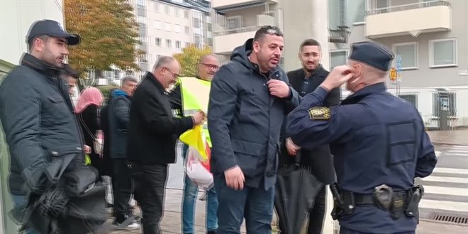 İsveç'te Erdoğan'a hakaret içerikli program yayımlayan SVT protesto edildi