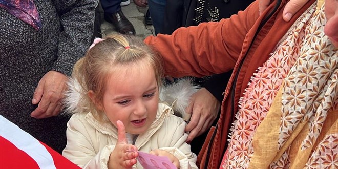Yürekler dağlandı: Babasının fotoğrafını annesine işte böyle gösterdi