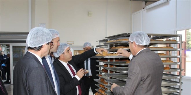 Kamu kurumları için öğrenciler günlük 15 bin ekmek üretiyor