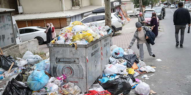 Avcılar Belediyesindeki grev nedeniyle sokaklarda çöp yığınları oluştu