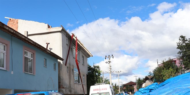 Samsun'da çatıda elektrik akımına kapılan 2 kişiden biri öldü