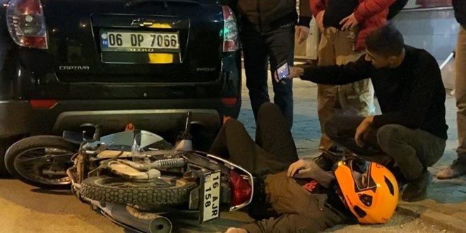 Kazada ölümden dönen sürücü, yardımcı olan genç ile özçekim yaptı