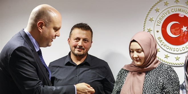 Almanya'da yüksek notlarla okuldan mezun olan başarılı 2 Türk öğrenciye ödül