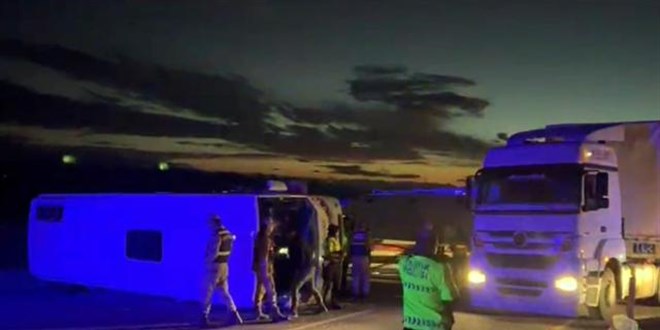 Kars'ta midibüsle tır kafa kafaya çarpıştı: 14 yaralı