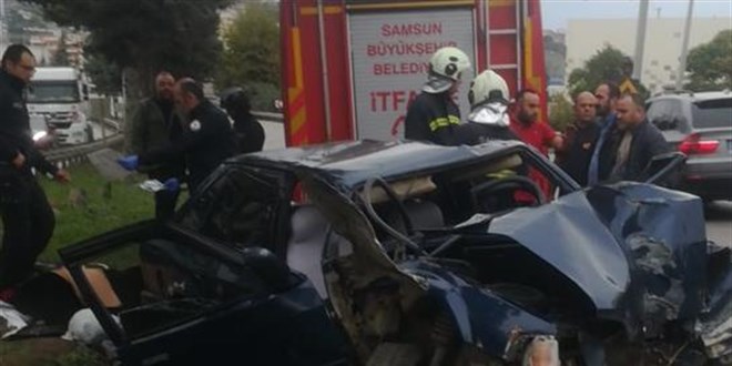 Samsun'da ağaca çarpan otomobilin sürücüsü öldü, 2 kişi yaralandı