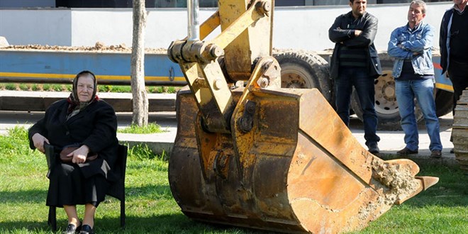 Kepçenin önüne oturup parkın yıkımını engellemişti, 'Kıymet Teyze' hayatını kaybetti
