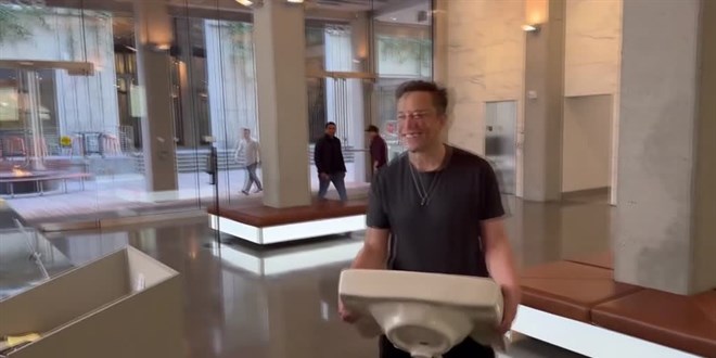 Elon Musk Twitter binasına elinde lavaboyla girdi