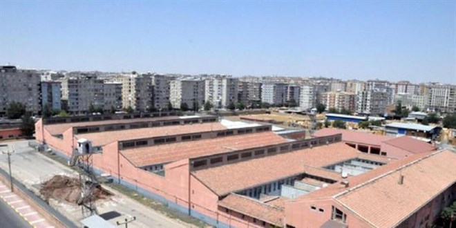 Mzeye dntrlecek Diyarbakr Cezaevinin etrafndaki beton bloklar kaldrlyor