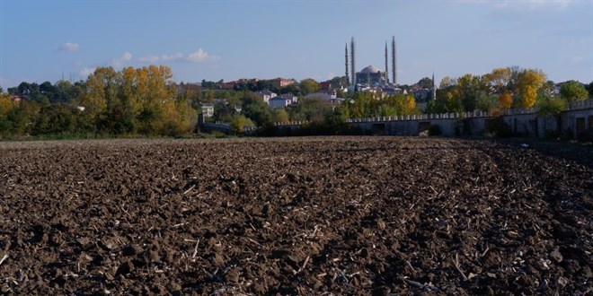 Korkutan rapor korkutan görüntü: Kuraklık toprağı taş gibi yaptı, çiftçi ekim yapamıyor