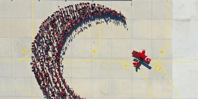 Kadın akrobasi pilotu Cumhuriyet'in 99. yaşını özel uçuşuyla kutladı