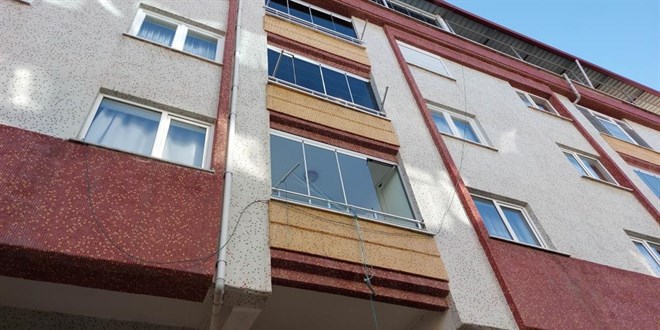 Kahraman çaycı balkondan atlayan şahsı tutarak ölümden kurtardı