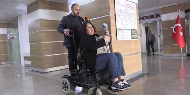 Rahatsızlığı bulunan doktor, 'istirahat'i değil 'koltuk değnekleriyle çalışma'yı seçti