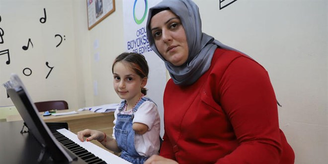 Tek kolu olmayan Zeynep Sare'nin piyano dersinde diğer kolu annesi