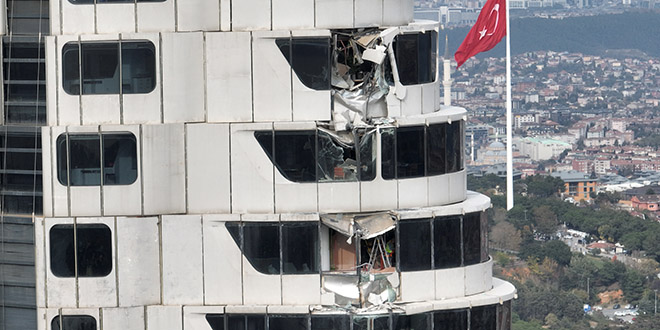 Vinçten düşen parçalar Çamlıca Kulesi'nin dış cephesinde hasar oluşturdu