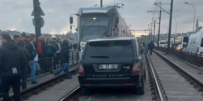 Yoğun trafikten kaçmak için ciple tramvay yoluna girdi