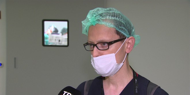 Yapay kalple yaşayan doktor şifa dağıtıyor