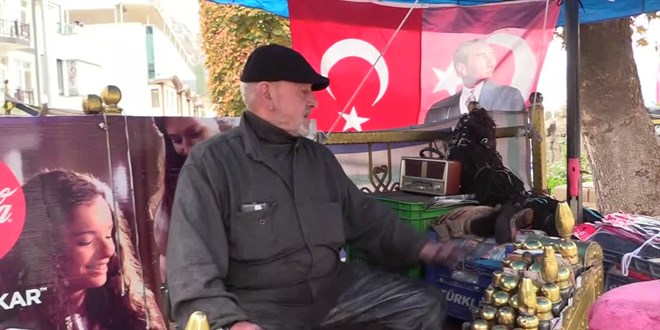 Amasya'da ayakkabı boyacısı siren sesi sırasında gözyaşlarını tutamadı