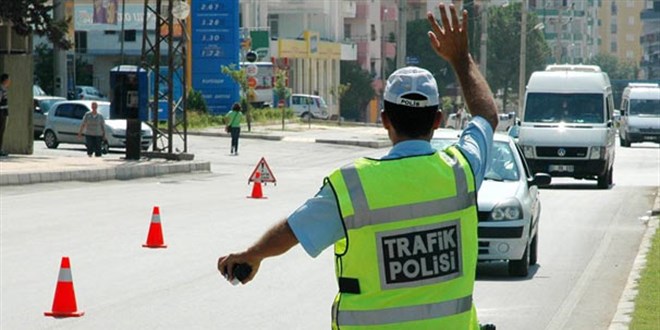 stanbul'da ambulansa yol vermeyen srcye para cezas uyguland