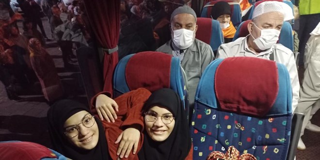 Kahramanmaraşlı siyam ikizleri umreye uğurlandı