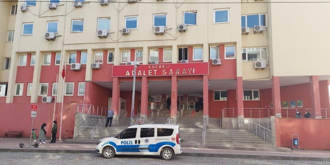 Öfkeli baba mahkeme salonunda sanığı yumrukladı