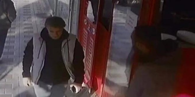 3 dakikada 3 kez girdiği mağazadan 5 cep telefonu çaldı