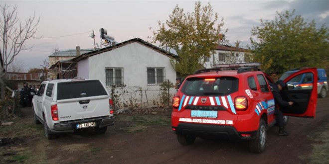 Kamyonla köye gelen hırsızlar 15 evi talan etti