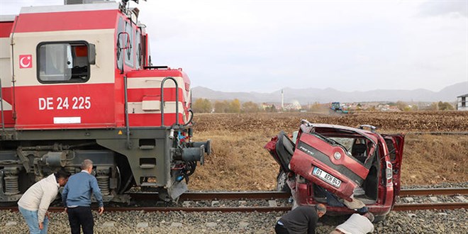 Afyonkarahisar'da tren, hafif ticari araca arpt: 1 l