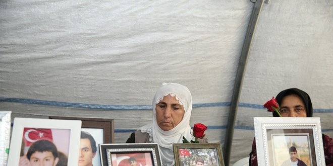 Diyarbakır'da 'evlat nöbeti'ndeki ailelerden biri daha evladına kavuştu