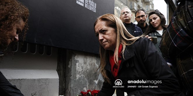 DİSK yönetimi terör saldırısının yaşandığı İstiklal Caddesi'ne karanfil bıraktı