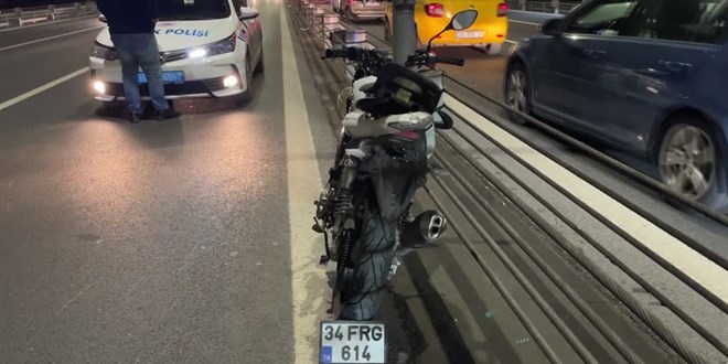 15 Temmuz Şehitler Köprüsü'nde bariyerlere çarpan motosikletteki bir kişi öldü