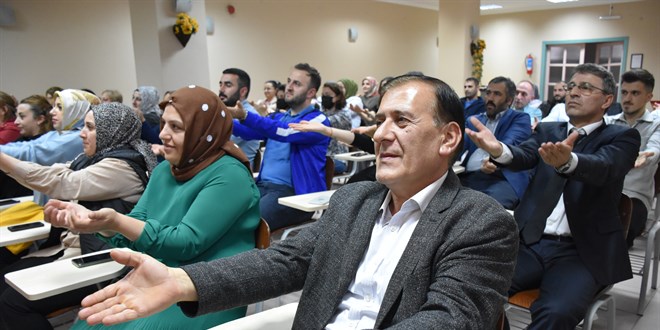 Aile ve Sosyal Hizmetler Müdürlüğü personeline kahkaha terapisi uygulandı